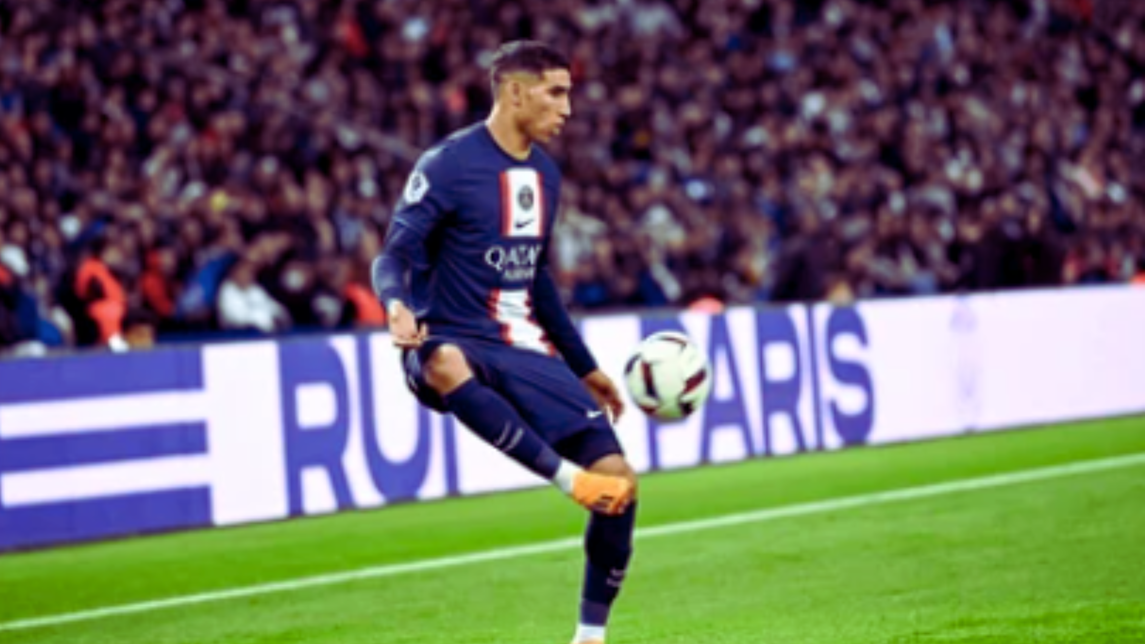 Achraf Hakimi touché après un contact lors d’une action musclée.